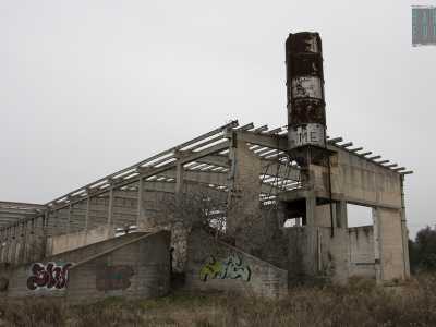 Approdiamo cos� sotto un'alta torre bianca e rossa visibile all'esterno da grande distanza: probabilmente il serbatorio posto sotto di essa serviva a mescolare acqua e cemento, prima che il composto cos� ottenuto venisse caricato su appositi camion